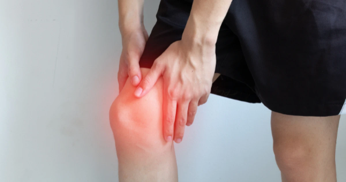 Người cao tuổi đau đầu gối khi leo cầu thang