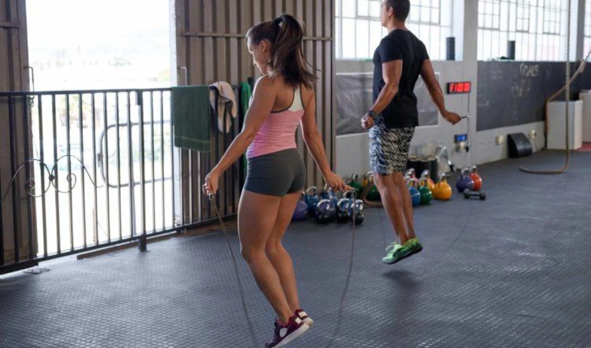 Tập thể dục cardio HIIT trong phòng gym hiện đại