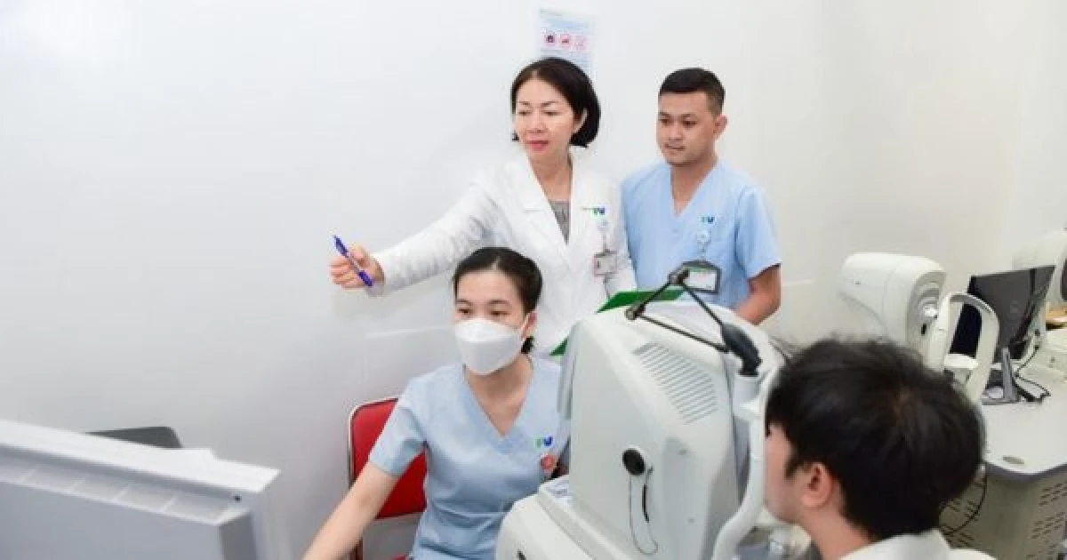 Người già kiểm tra mắt định kỳ để phòng ngừa bệnh lý nguy hiểm