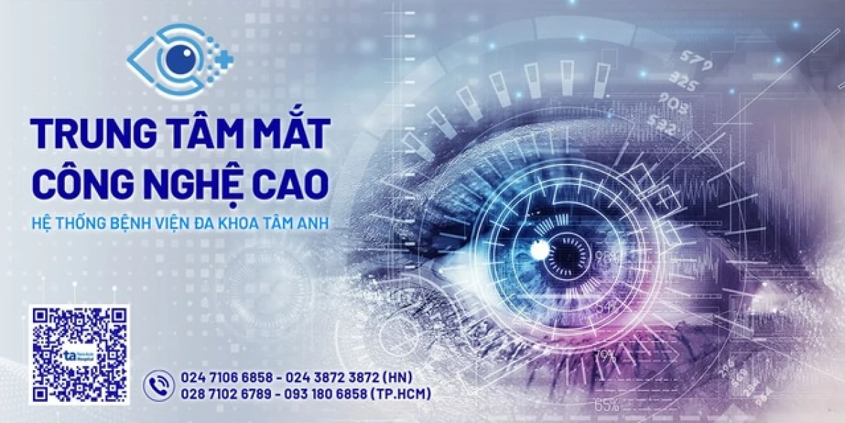 Bác sĩ nhãn khoa kiểm tra mắt bằng thiết bị hiện đại