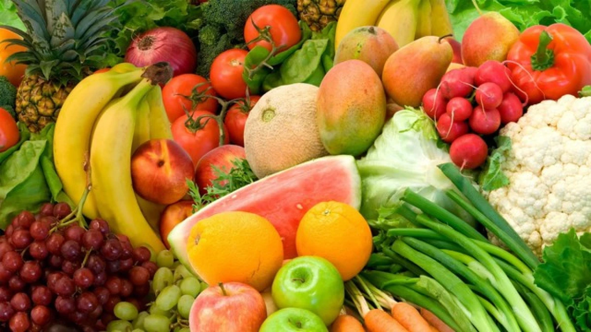 Người phụ nữ tập yoga và ăn salad giàu chất xơ