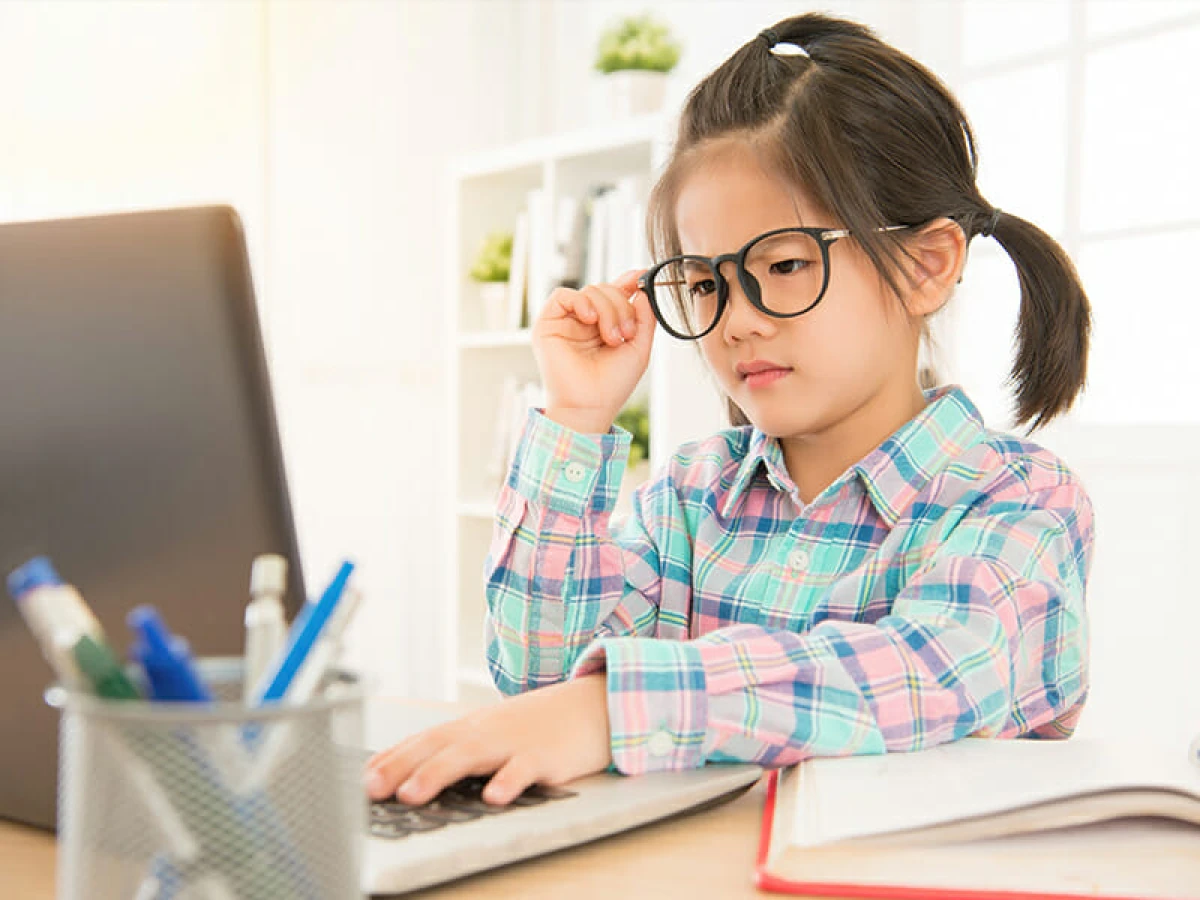 Trẻ em đọc sách ngoài trời phòng chống cận thị