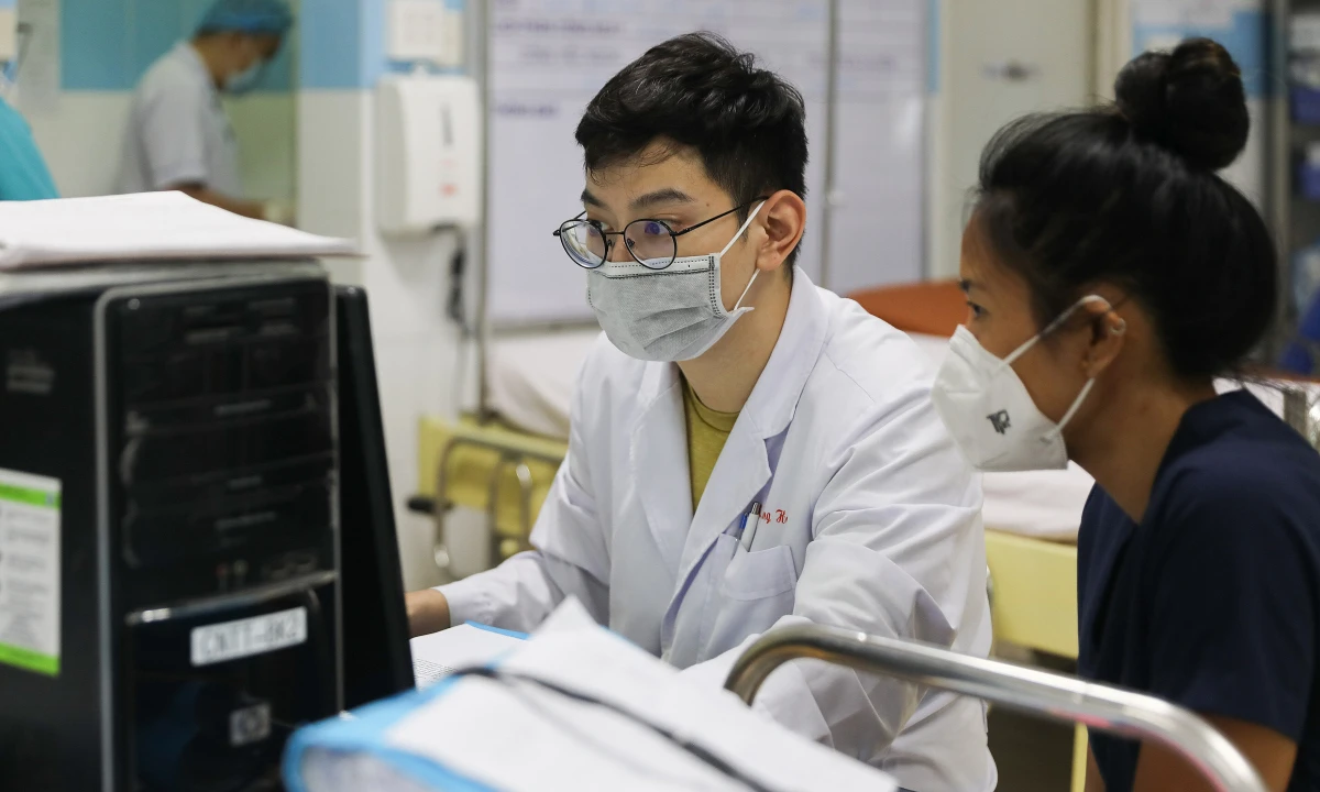 Người dân đeo khẩu trang nơi công cộng để phòng chống cúm