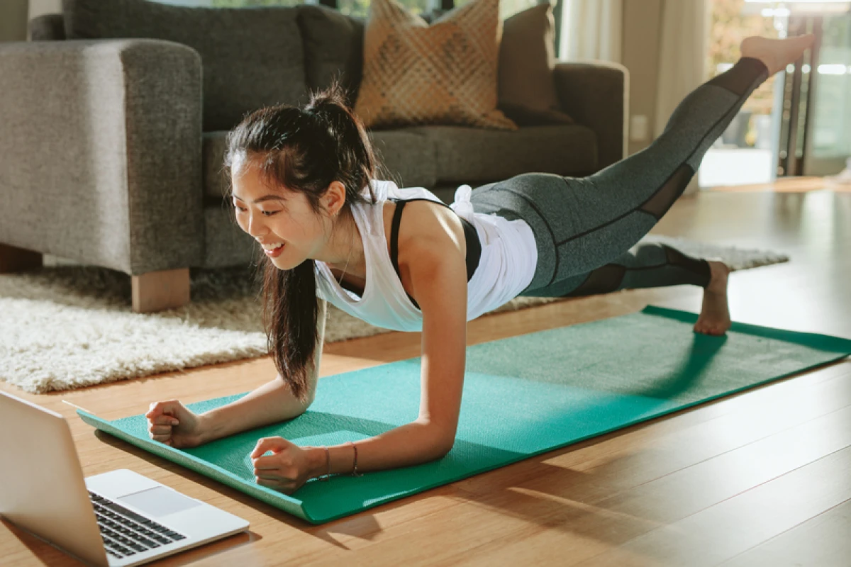 Phụ nữ tập gym giữ vóc dáng cân đối và khỏe mạnh