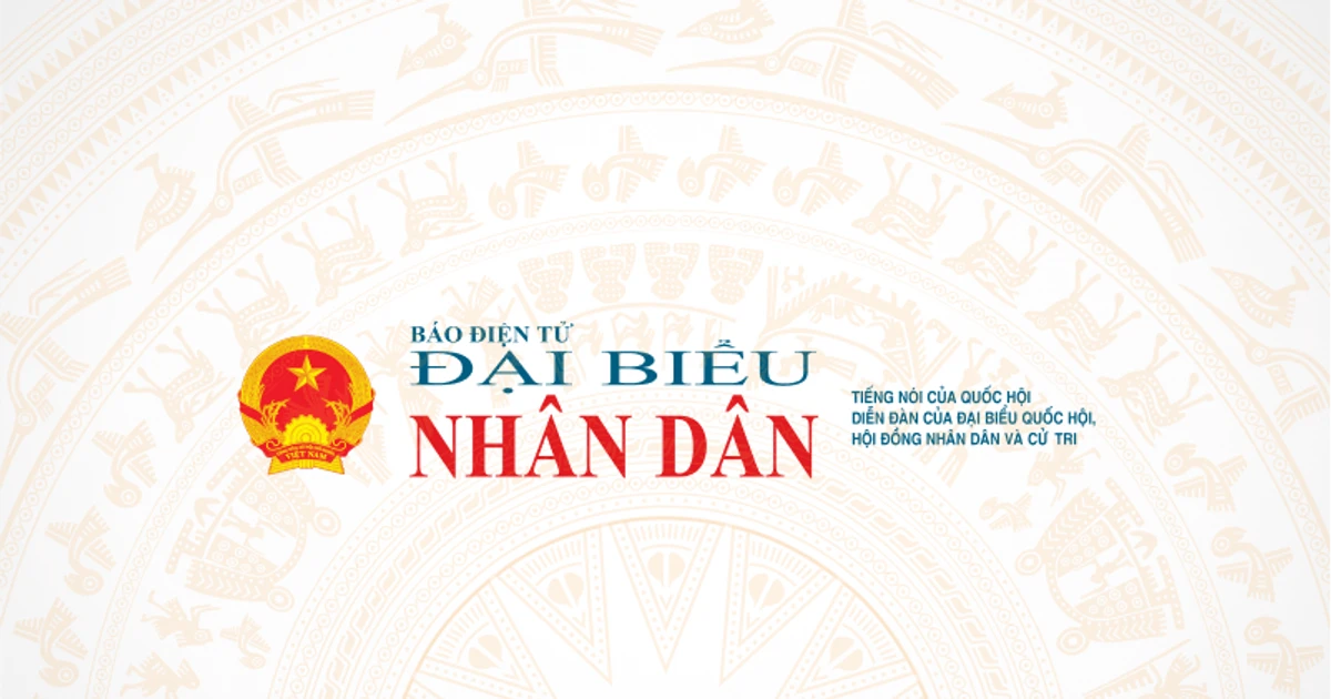 Nhà thiết kế thời trang đang phác thảo ý tưởng bộ sưu tập mới