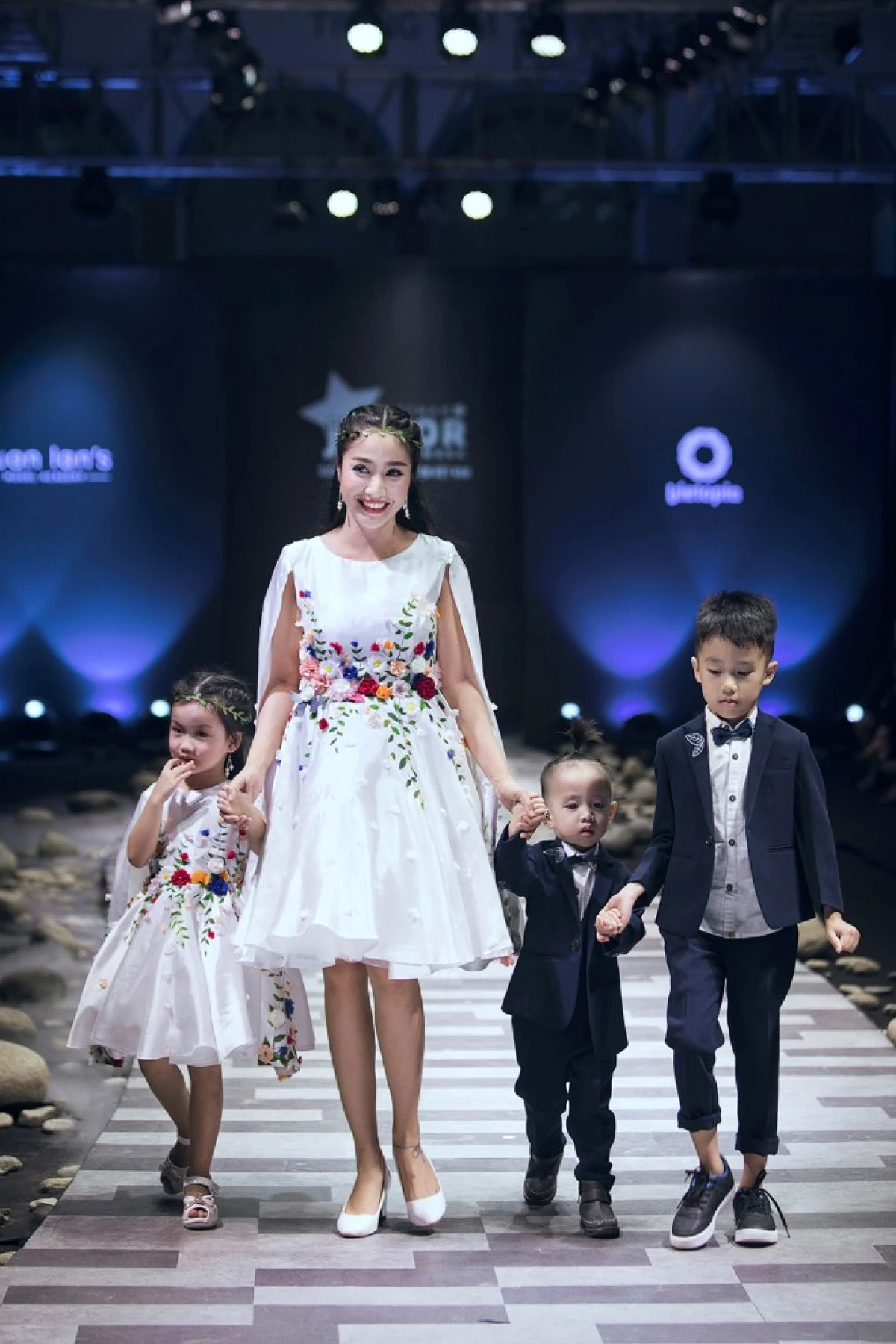 Bộ sưu tập của thương hiệu thời trang Việt trình diễn trên sàn runway